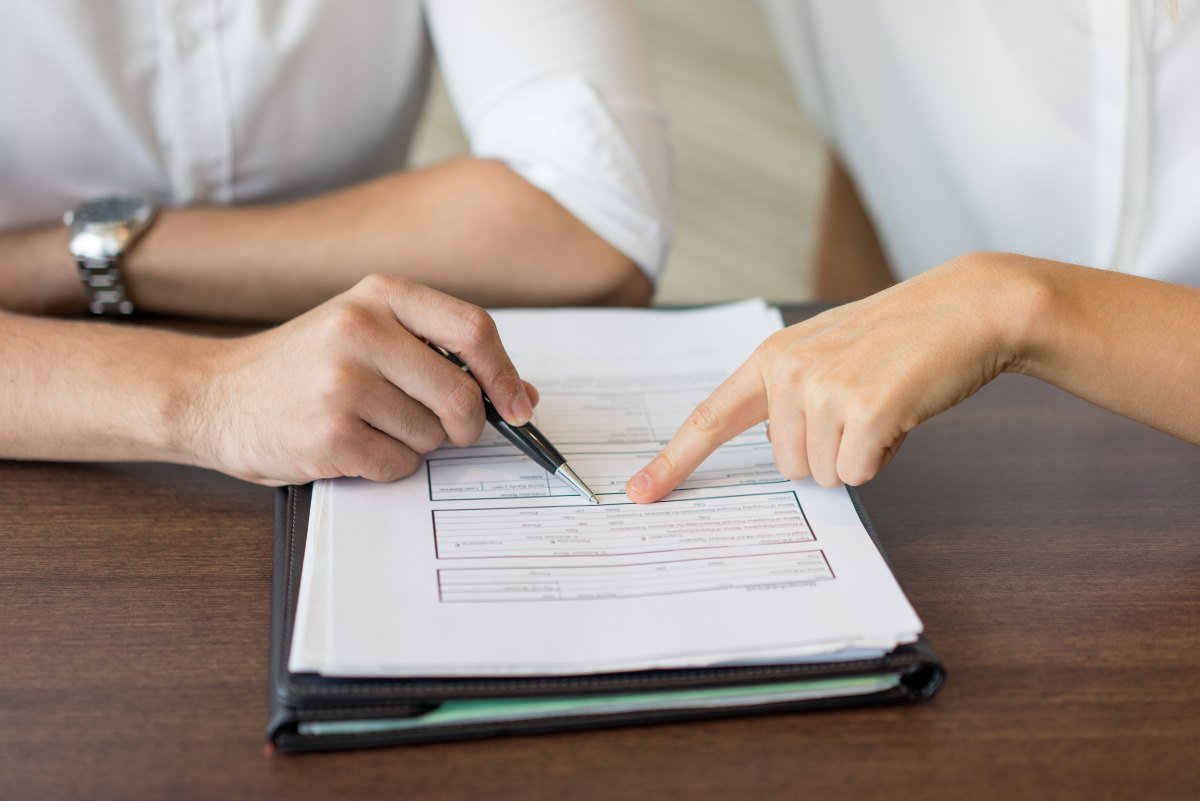 hands-businessman-businesswoman-discussing-agreement (1)