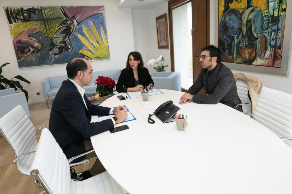 Lorenzana-aborda-a-Alcades-da-Veaga-y-Pio-sobre-necesidades.jpg