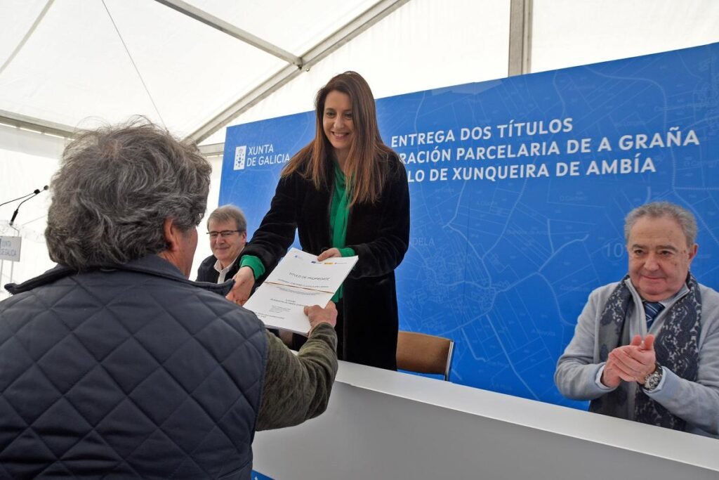 Medio-Rural-entrega-titulos-de-trama-en-Xunquiira-de-Ambia.JPG