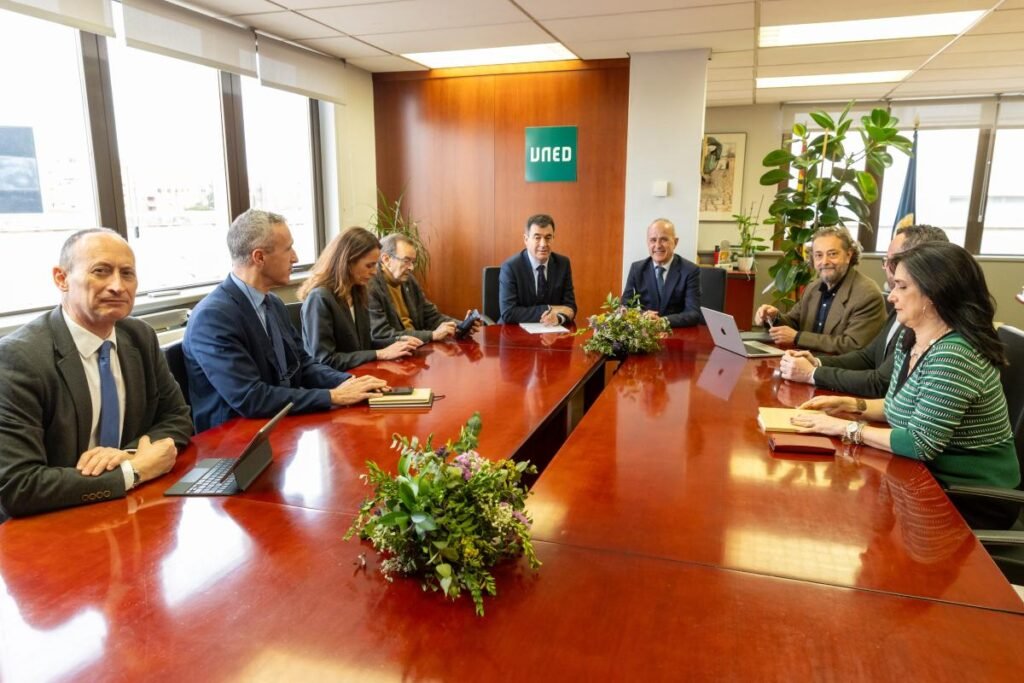 Reunion-entre-concejal-de-educacion-y-Rector-de-la-ONU.jpg
