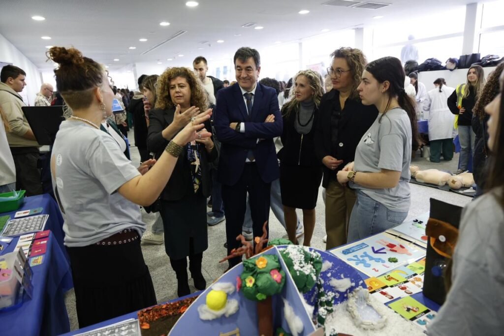Dias-de-orientacion-en-Ferrol-informando-a-los-estudiantes-sobre.JPG