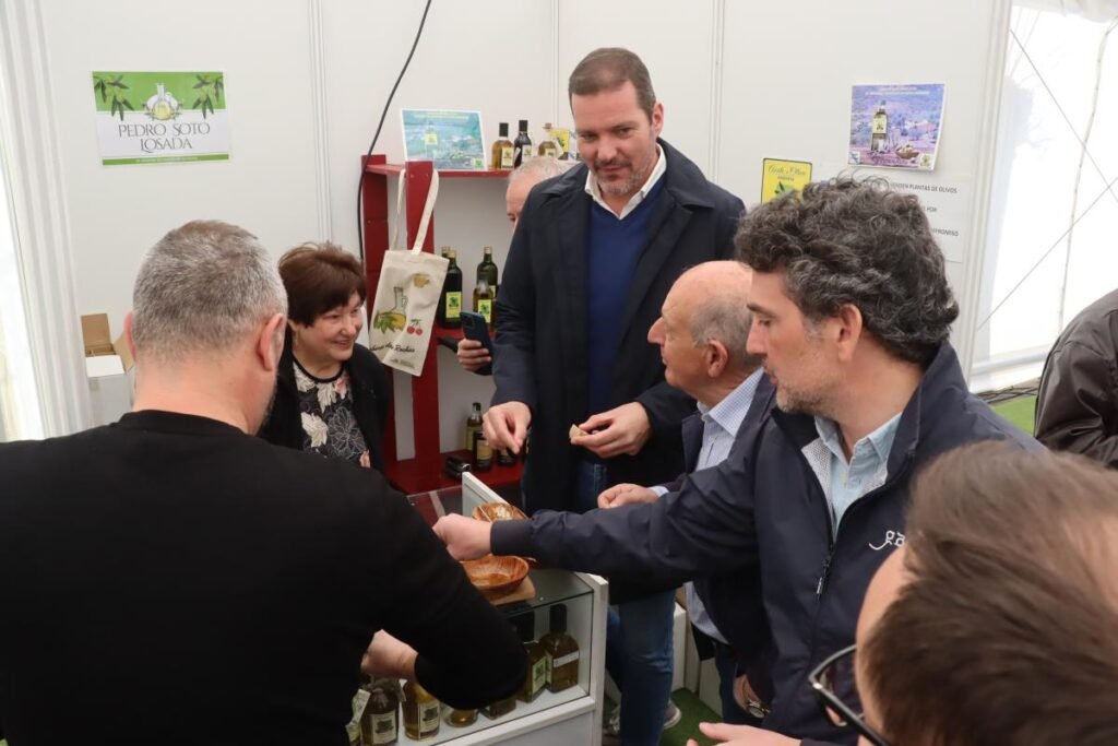 Lopez-Campos-destaca-la-riqueza-cultural-y-gastronomica-de-Ribeira.JPG