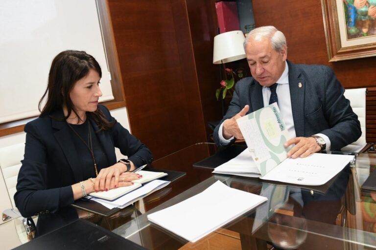 Reunion-entre-Ministro-de-Planificacion-y-Alcalde-de-Lomos-Monforte.jpeg
