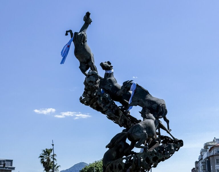 1747443962_Bandera-azul-claro-en-el-balcon.jpg