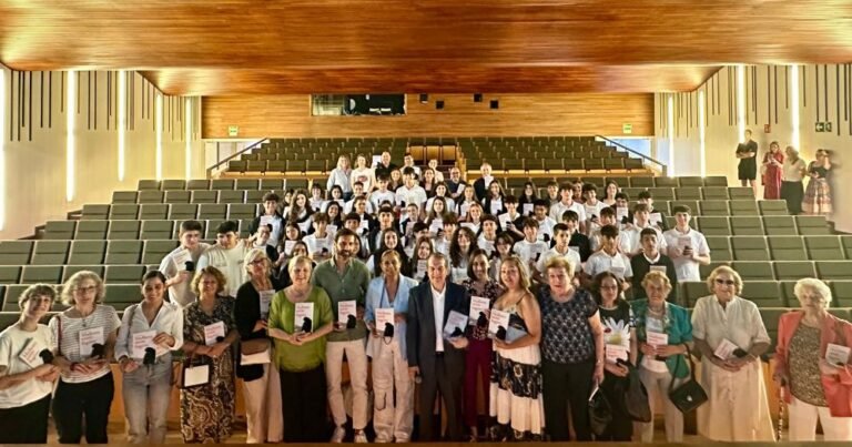 1748531128_El-alcalde-presenta-Mujeres-entre-estufas-por-estudiantes-de-la.jpeg