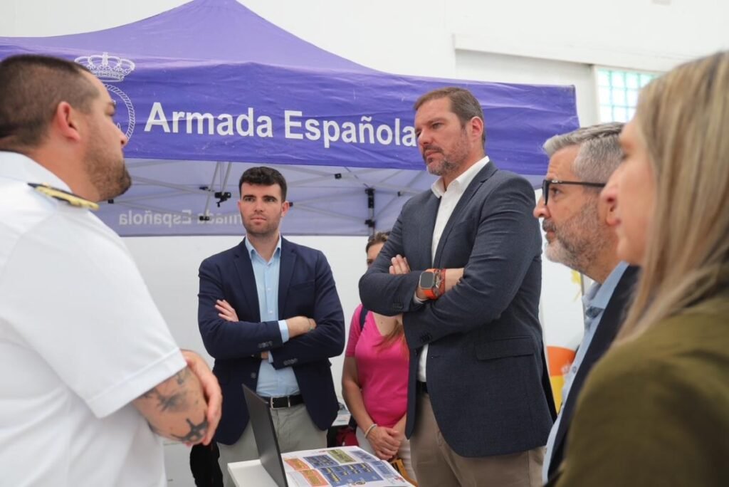 Lopez-Campos-invita-a-jovenes-a-exposicion-educativa.jpeg