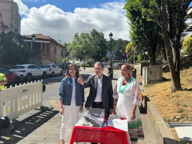 Abel Caballero e as tenentes de Alcaldía, Carmela Silva e María José Caride, no acto deste xoves