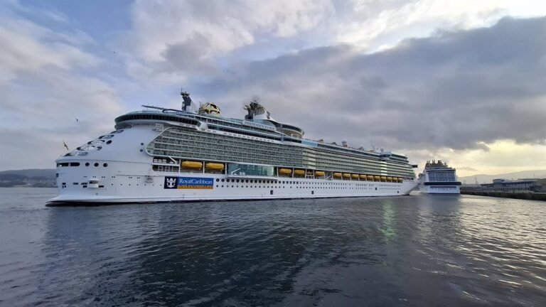 Vigo-recibe-a-13000-turistas-en-dos-cruceros-en-escala.jpg