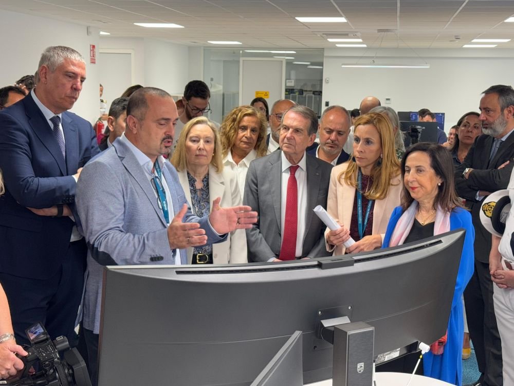 Abel-Caballero-acompana-a-la-ministra-Margarita-Robles-en-su.jpeg
