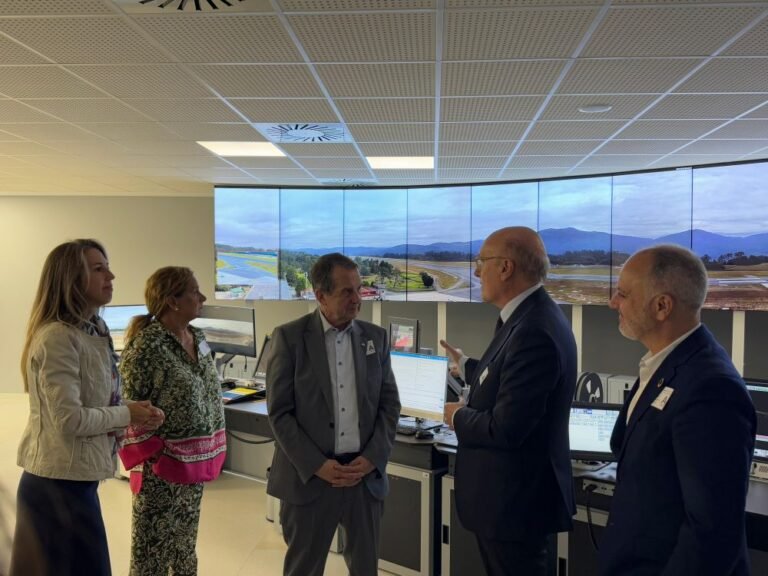 El-alcalde-visita-la-nueva-torre-de-control-digital-del.jpeg