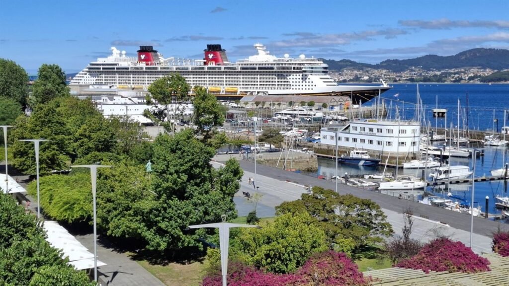 El-crucero-Disney-Fantasy-visita-Vigo-por-primera-vez-con.jpg