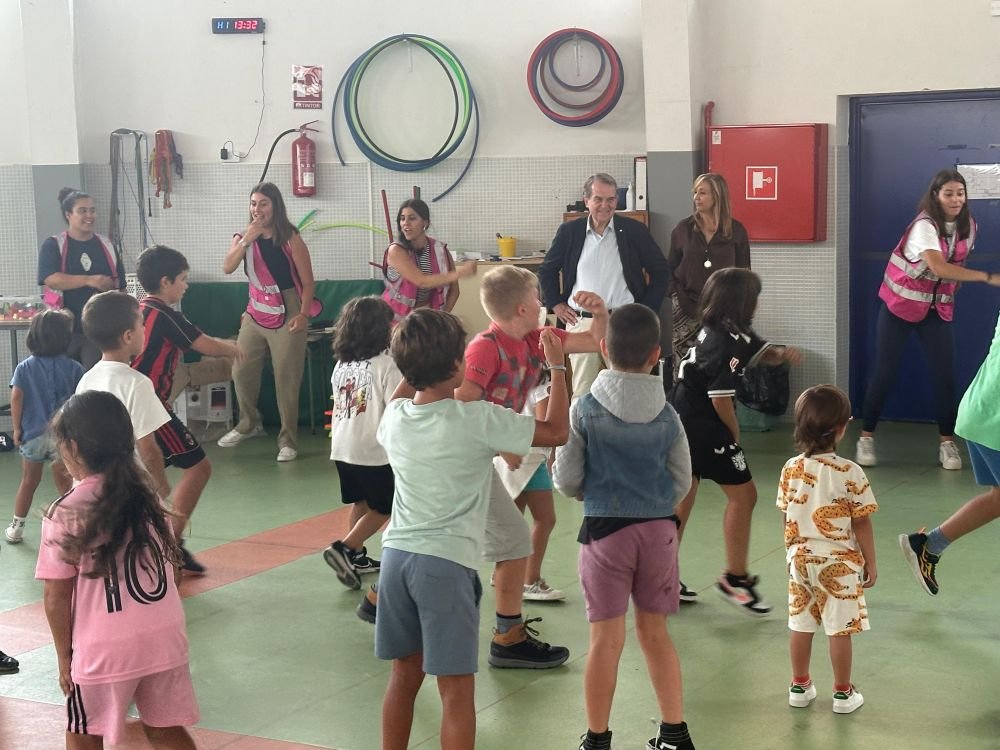 Visita-del-alcalde-al-campamento-municipal-en-el-CEIP-Ramon.jpeg