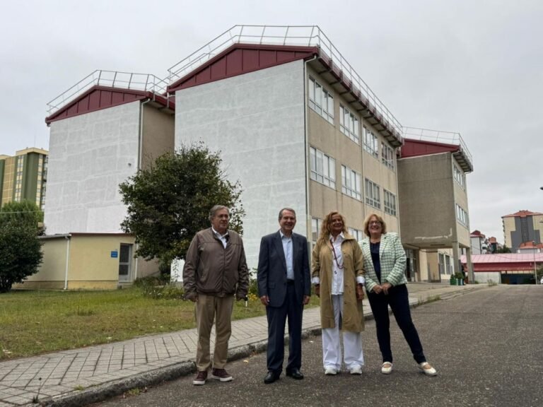 El-alcalde-visita-el-CEIP-Celso-Emilio-Ferreiro-tras-finalizar.jpeg