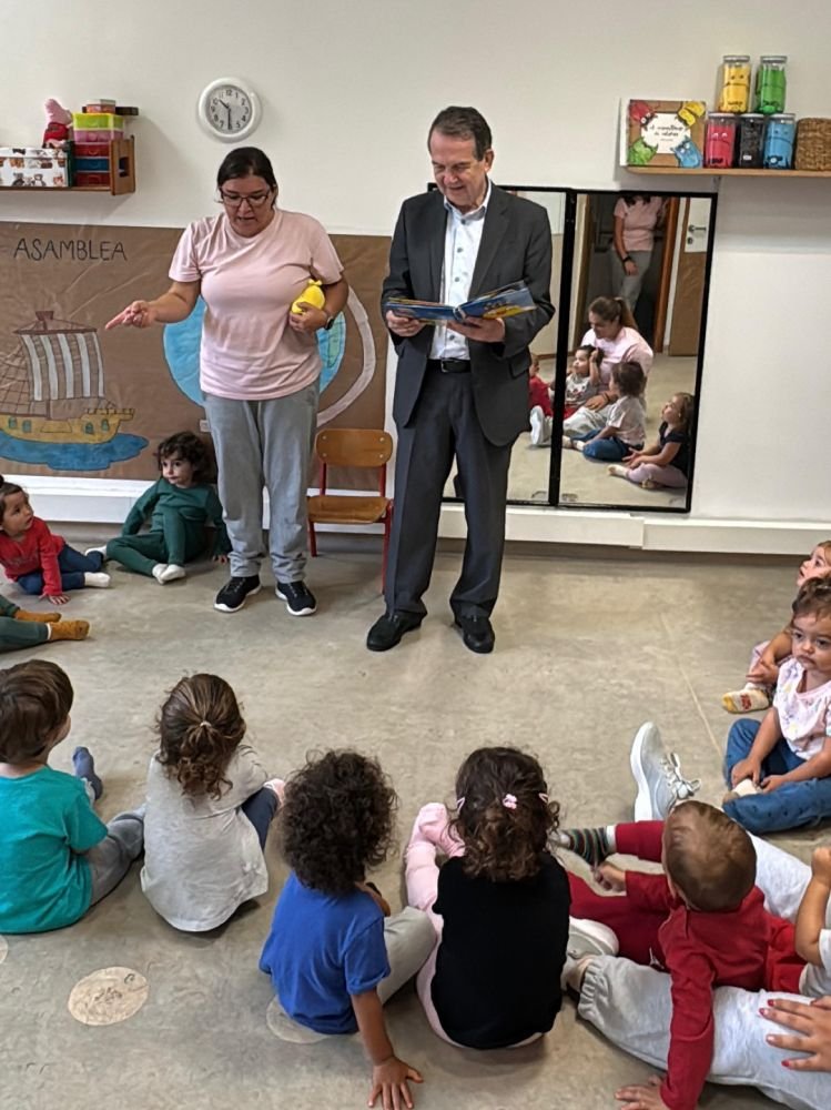 O alcalde leu un conto ao alumnado durante a visita