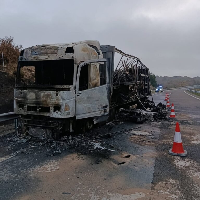 Trafico-reestablecido-en-tramo-de-la-A-52-cortado-por-incendio.jpg
