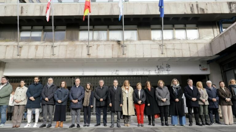 Momento do minuto de silencio na Praza do Rei