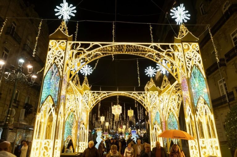 La-iluminacion-navidena-de-Vigo-se-mantendra-encendida-hasta-el.jpeg