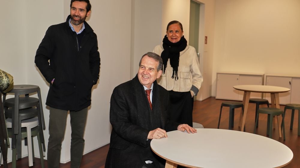 El-alcalde-recorre-las-renovadas-salas-de-exposicion-de-la.jpeg