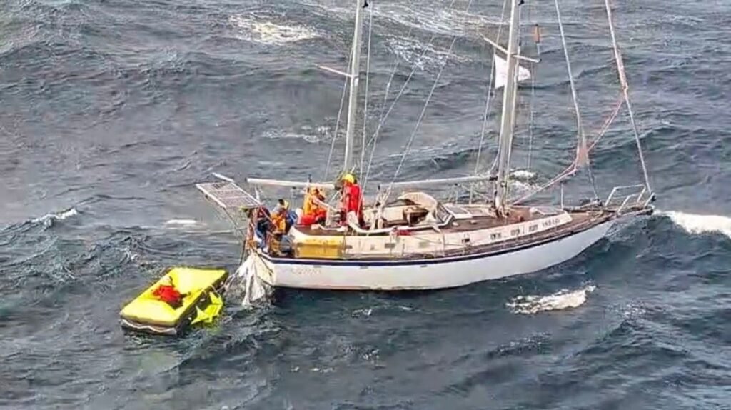 Rescatadas-seis-personas-a-bordo-de-un-velero-a-155.jpg