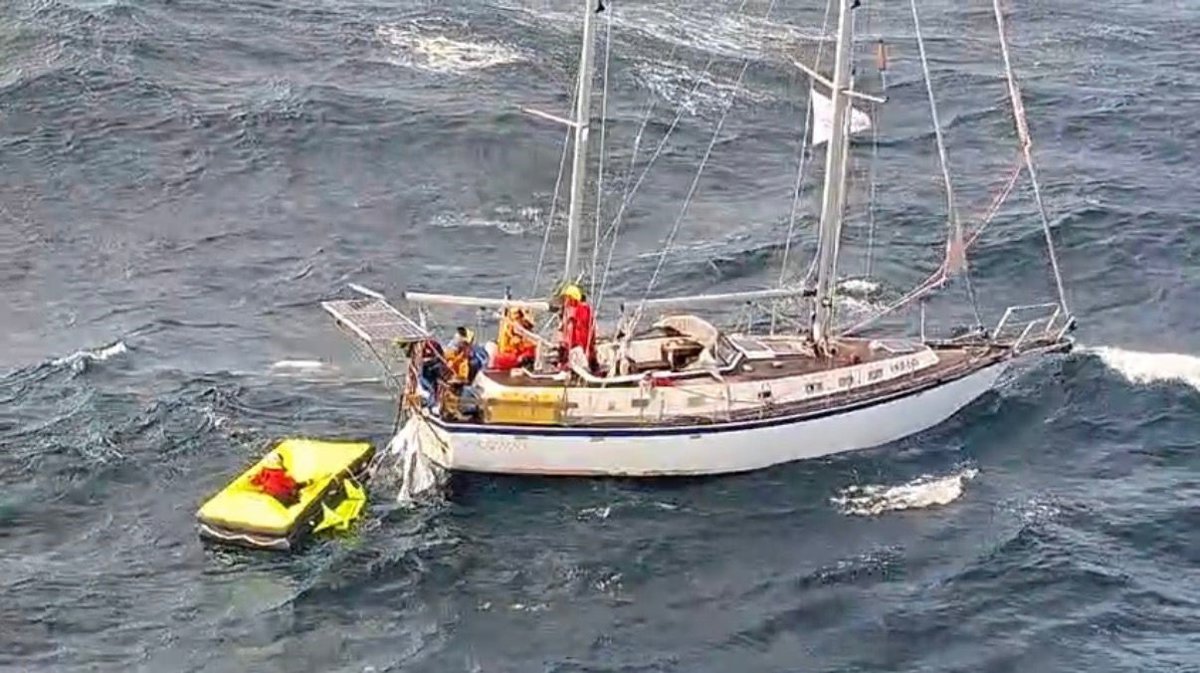 Rescatadas-seis-personas-a-bordo-de-un-velero-a-155.jpg